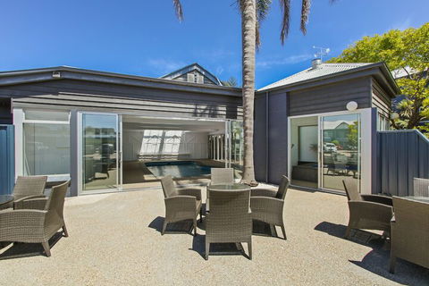 Bellevue On The Lakes - Tourism Brisbane 4