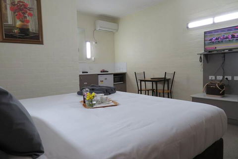 Bishops Lodge Narrandera - Tourism Brisbane 6
