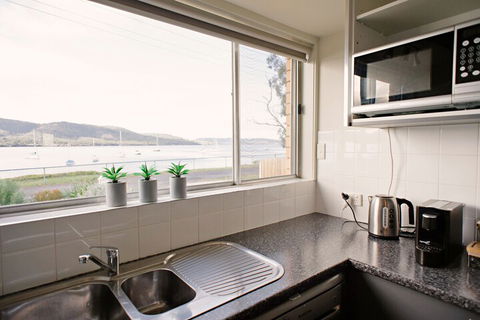 Waterfront Holiday Home Esplanade 54 - Tourism Brisbane 5