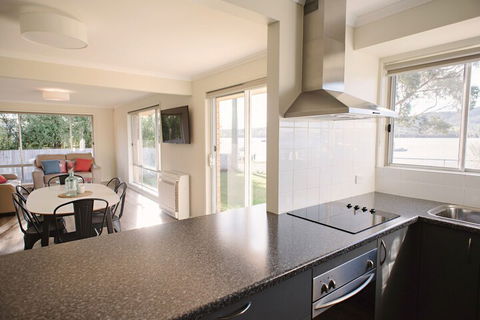 Waterfront Holiday Home Esplanade 54 - Tourism Brisbane 4