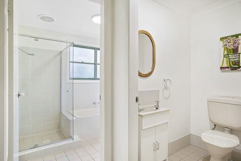 Tuscan Waterfront, 1/213 Soldiers Point Road - Tourism Brisbane 3