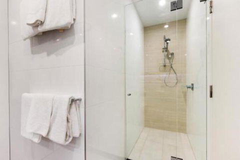 Sydney 1 Bed Modern Self Contained Apartment (402ALB) - Tourism Brisbane 2