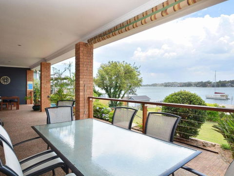 The House On The Lake At Fishing Point Lake Macquarie Honestly Put The Line In & Catch Fish - Brisbane Tourism 4