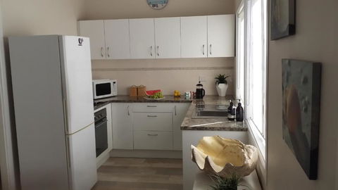 SHELLHARBOUR BEACH COTTAGE 1 Minute Walk To Beach Flags In Summer - Tourism Brisbane 3