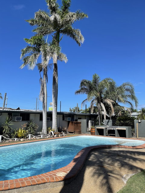 Queens Beach Motor Hotel - Tourism Brisbane 3