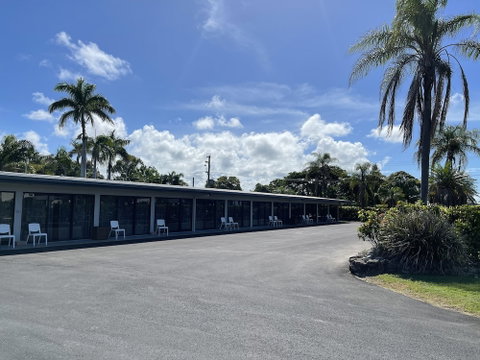 Queens Beach Motor Hotel - Tourism Brisbane 0