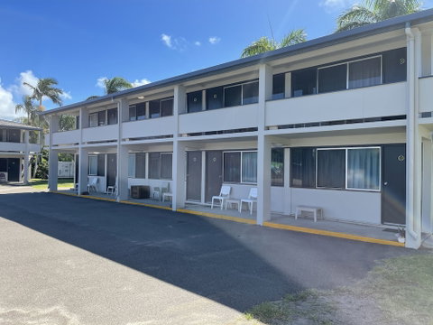 Queens Beach Motor Hotel - Tourism Brisbane 1