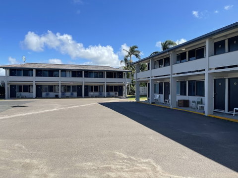 Queens Beach Motor Hotel - Tourism Brisbane 2