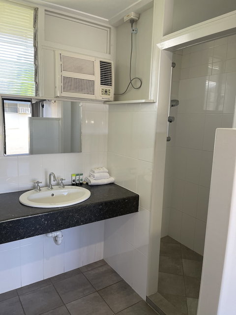 Queens Beach Motor Hotel - Tourism Brisbane 6