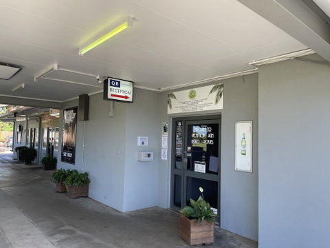 Queens Beach Motor Hotel - Tourism Brisbane 4