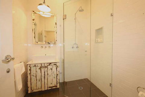 A PERFECT STAY - Cavvanbah Seaside Cottage - Tourism Brisbane 4