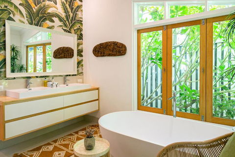 Pineapple Petes Beach House - Tourism Brisbane 5