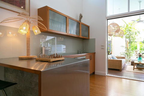 Pineapple Petes Beach House - Tourism Brisbane 3