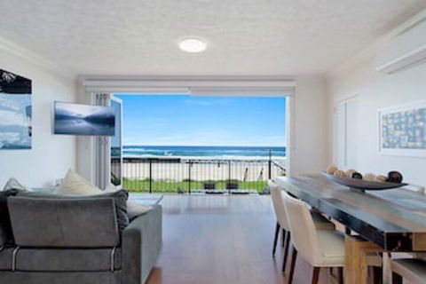 Beachfront Palm Beach Townhouse - Brisbane Tourism 0