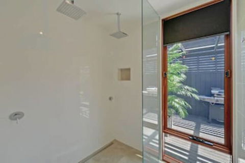 Amazing Unique Five-Star Waterfront Retreat - Tourism Brisbane 5