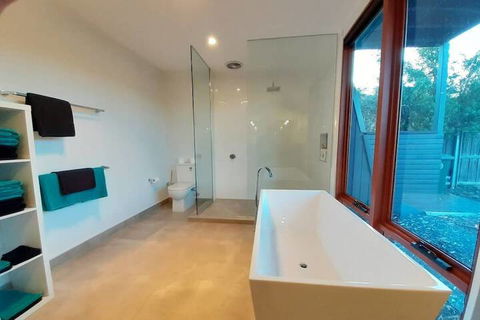 Amazing Unique Five-Star Waterfront Retreat - Tourism Brisbane 6