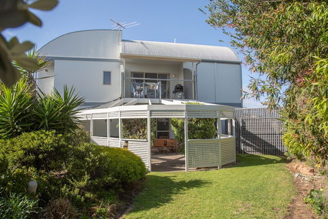 Through The Looking Glass - Tourism Brisbane 0