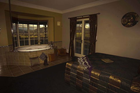 R On The Downs BnB & Spa Cottages - Brisbane Tourism 7
