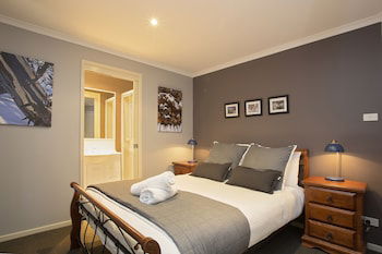 Acacia 2 - Luxurious Holiday Townhouse - Tourism Brisbane 0