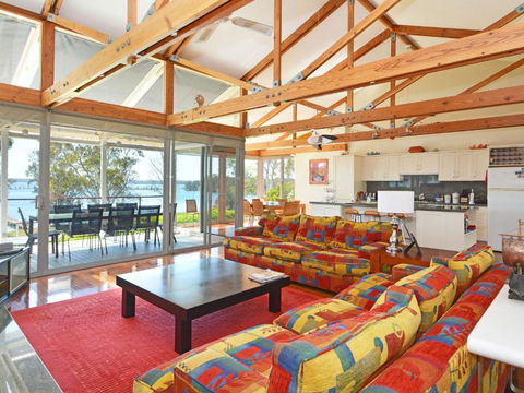 Morisset Bay Waterfront Views Lake House Looking Over Trinity Marina - Brisbane Tourism 6