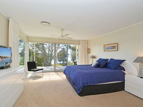 Morisset Bay Waterfront Views Lake House Looking Over Trinity Marina - Brisbane Tourism 5