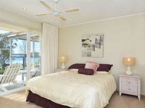 Morisset Bay Waterfront Views Lake House Looking Over Trinity Marina - Brisbane Tourism 1