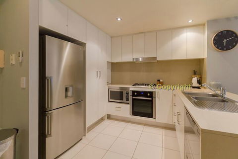 A Deluxe Swim Up Drift Apartments South - Tourism Brisbane 3