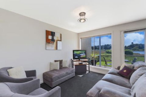 MOYNE VIEWS NO. 2 - Tourism Brisbane 0