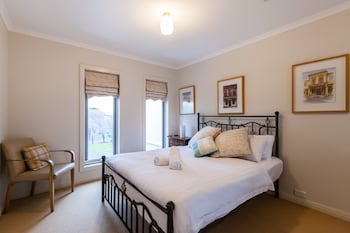 JASMINE, 2BDR Port Melbourne House - Brisbane 4u 0