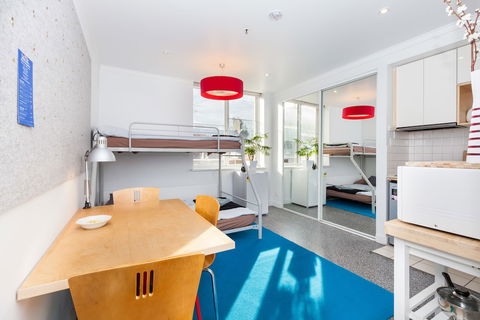 HENRIETTA, Carlton Studio Apartment - Brisbane 4u 2
