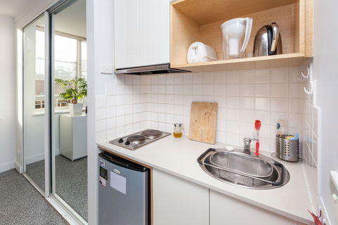 HENRIETTA, Carlton Studio Apartment - Brisbane 4u 1