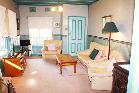 Ambrose Cottage Front Apt - Tourism Brisbane 4