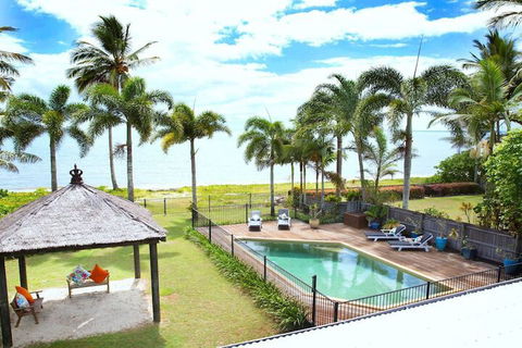 Absolute BeachFront Bliss @ Newell Beach - Tourism Brisbane 3