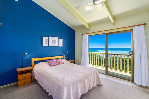 Sandpiper Beach Front House - Tourism Brisbane 4