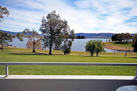 Horizons 414 - Lake Jindabyne Waterfront - Brisbane Tourism 1