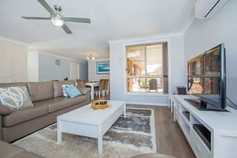 Pebble Pde 1 / 14 Fingal Bay - Tourism Brisbane 4