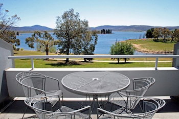 Horizons 418 - Lake Jindabyne Waterfront - Brisbane Tourism 5
