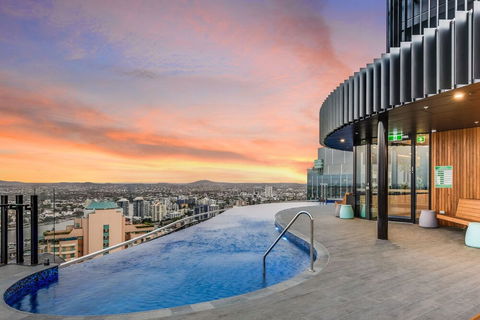 Stylish Resort Living In CBD - Tourism Brisbane 0
