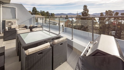 Summit 9 - Modern And Stylish Newly Renovated Apartment - Brisbane Tourism 5
