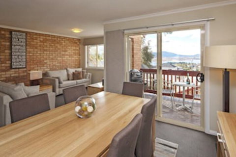 Beloka 9 - Overlooking Lake Jindabyne - Brisbane Tourism 0