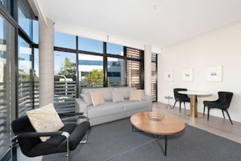 Uber Chic Newtown Designer Pad H392 - Brisbane Tourism 0