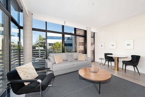 Uber Chic Newtown Designer Pad H392 - Brisbane Tourism 2