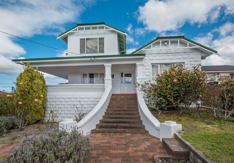 Serpentine Rose - Tourism Brisbane 4