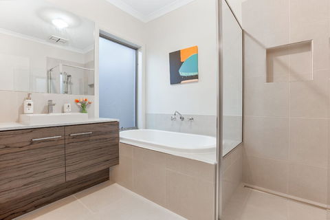 Lakeside Retreat & Business - Tourism Brisbane 6