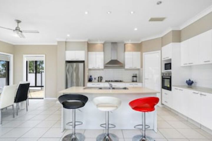 Molendinar QLD Brisbane 4u