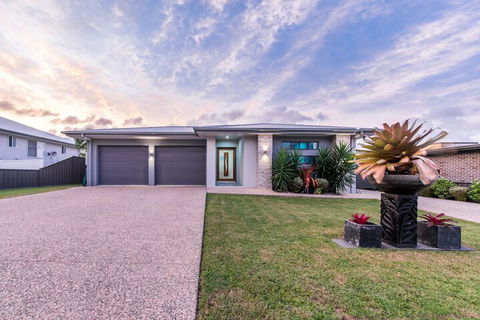 Whitsunday Sands - Cannon Valley - Tourism Brisbane 3