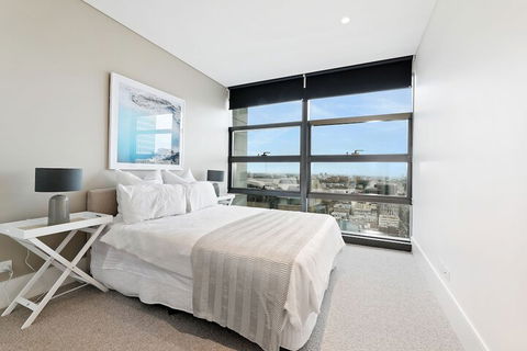 Ultra Modern Brand New CBD View - Brisbane Tourism 7