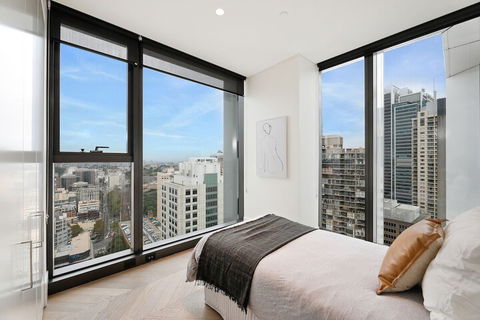 Ultra Modern Brand New CBD View - Brisbane Tourism 3