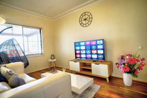 Wollongong Train Station Holiday House - Tourism Brisbane 3