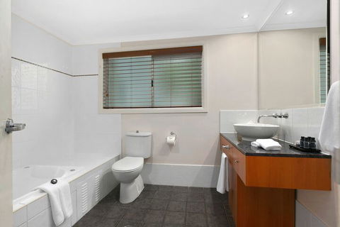 Poolside Apt. In Alamanda Beachfront Resort (62) - Tourism Brisbane 5